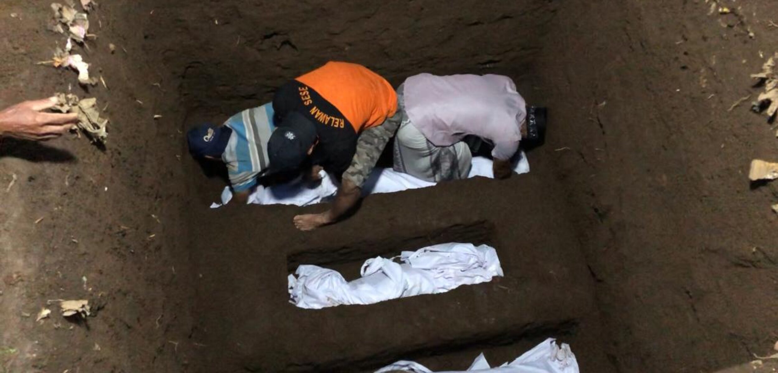 Ketiga jenazah saat hendak dimakamkan dalam satu Liang lahat, Jumat (4/4/2025) siang (Redaksi / Kabarterdepan.com) 