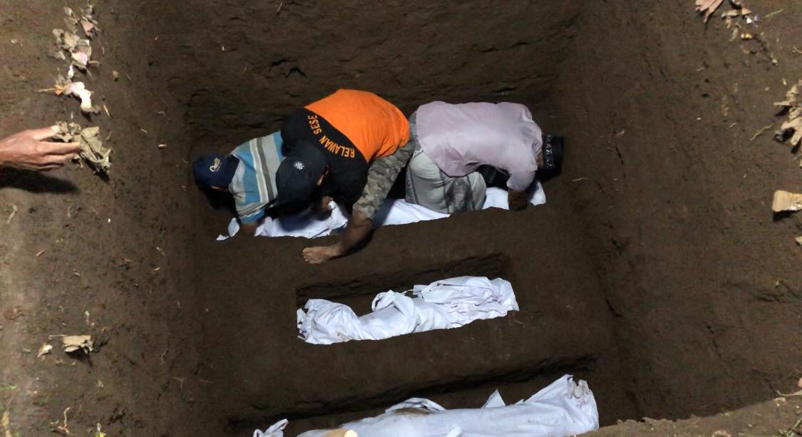 IMG 20250405 WA0026 1 Ketiga jenazah saat hendak dimakamkan dalam satu Liang lahat, Jumat (4/4/2025) siang (Redaksi / Kabarterdepan.com)