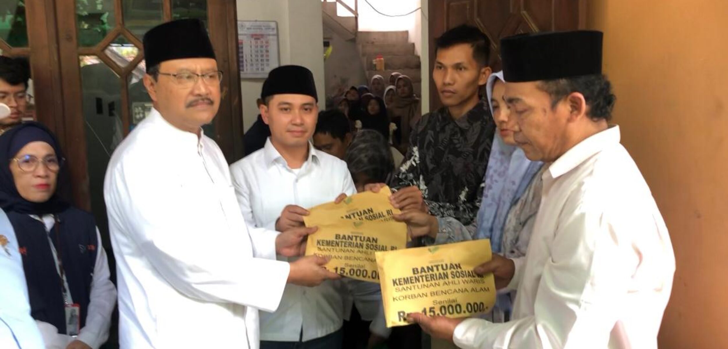 Mensos, Gus Ipul Takziah hingga Beri Santunan ke Rumah Korban Longsor di Trawas