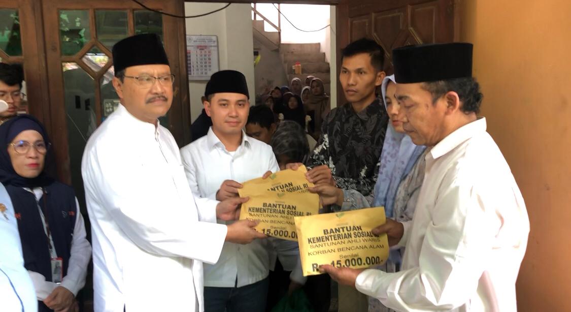 Menteri Sosial, Saifullah Yusuf bersama Bupati Mojokerto, Gus Barra saat berkunjung ke rumah korban tanah longsor di Desa Jatijejer, Kecamatan Trawas, Kabupaten Mojokerto, Minggu (6/4/2025) (Redaksi / Kabarterdepan.com) 