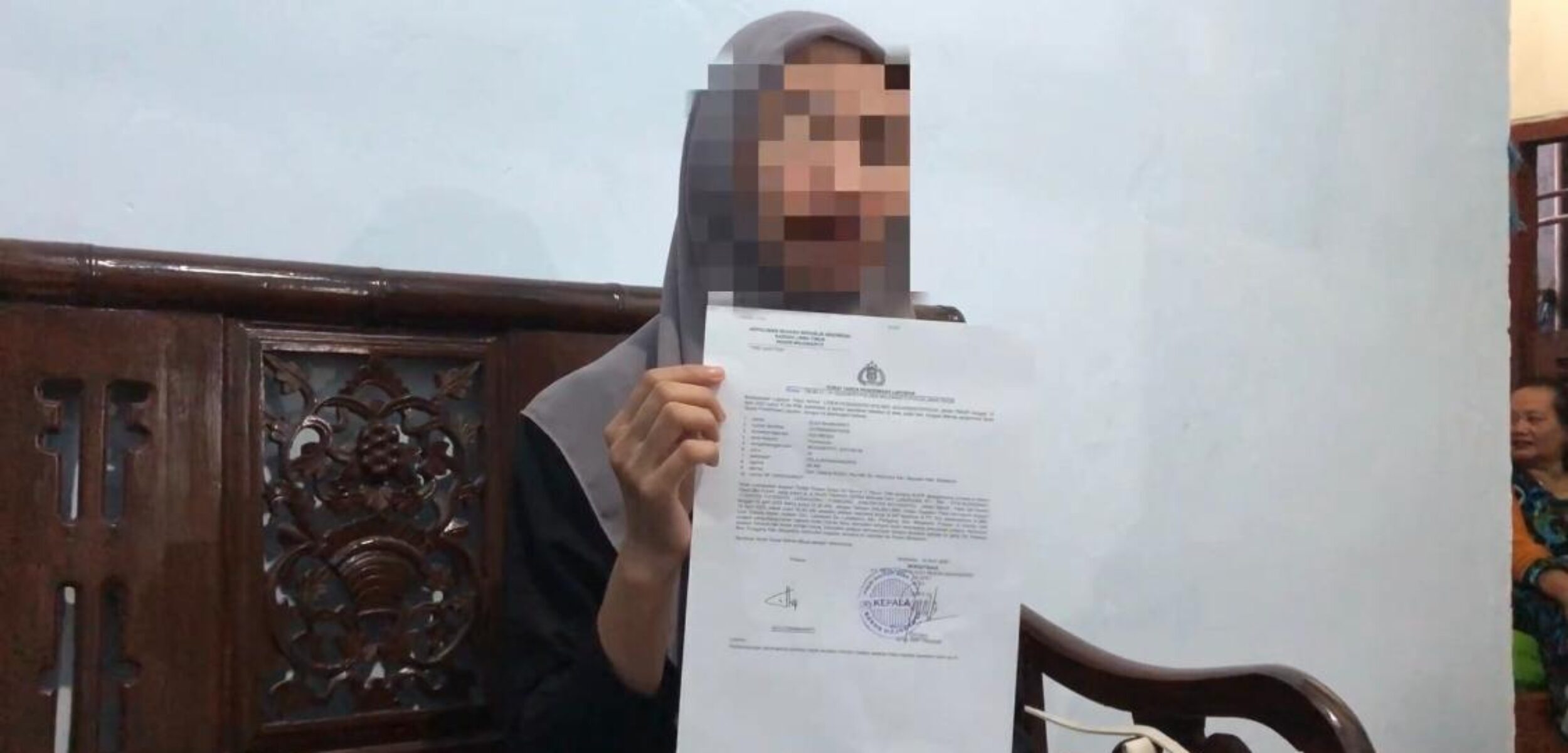 Korban begal payudara di Jalan Raya Pungging - Trawas, Kecamatan Pungging, Kabupaten Mojokerto saat menunjukan bukti laporan dari polisi, Kamis (10/4/2025) pagi (Redaksi / Kabarterdepan.com) 