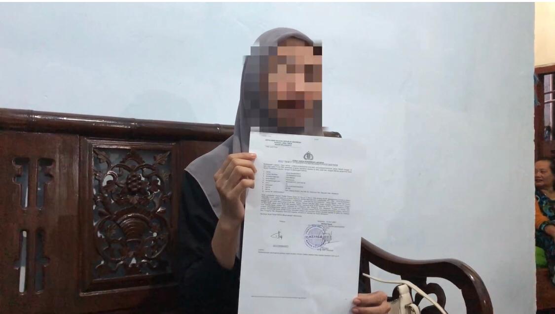 Korban begal payudara di Jalan Raya Pungging - Trawas, Kecamatan Pungging, Kabupaten Mojokerto saat menunjukan bukti laporan dari polisi, Kamis (10/4/2025) pagi (Redaksi / Kabarterdepan.com) 