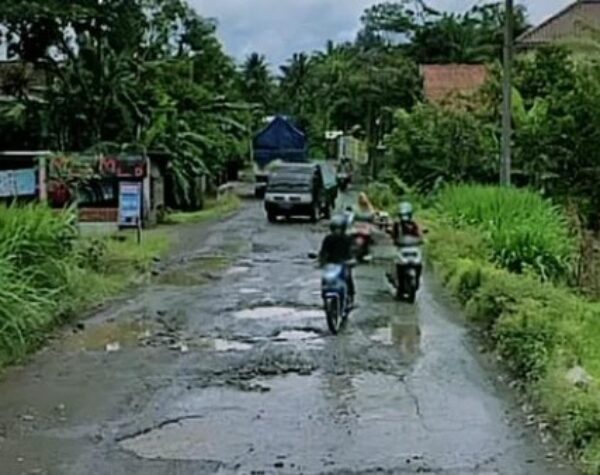 Warga Candirejo Tolak Perbaikan Jalan Parsial, Pemkab Blitar Bingung Cari Solusi