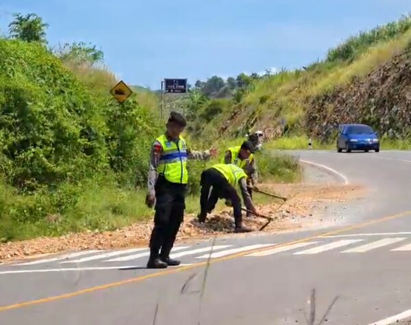 Polres Blitar Patroli dan Aksi Bersih Material Longsor di Jalur Wisata