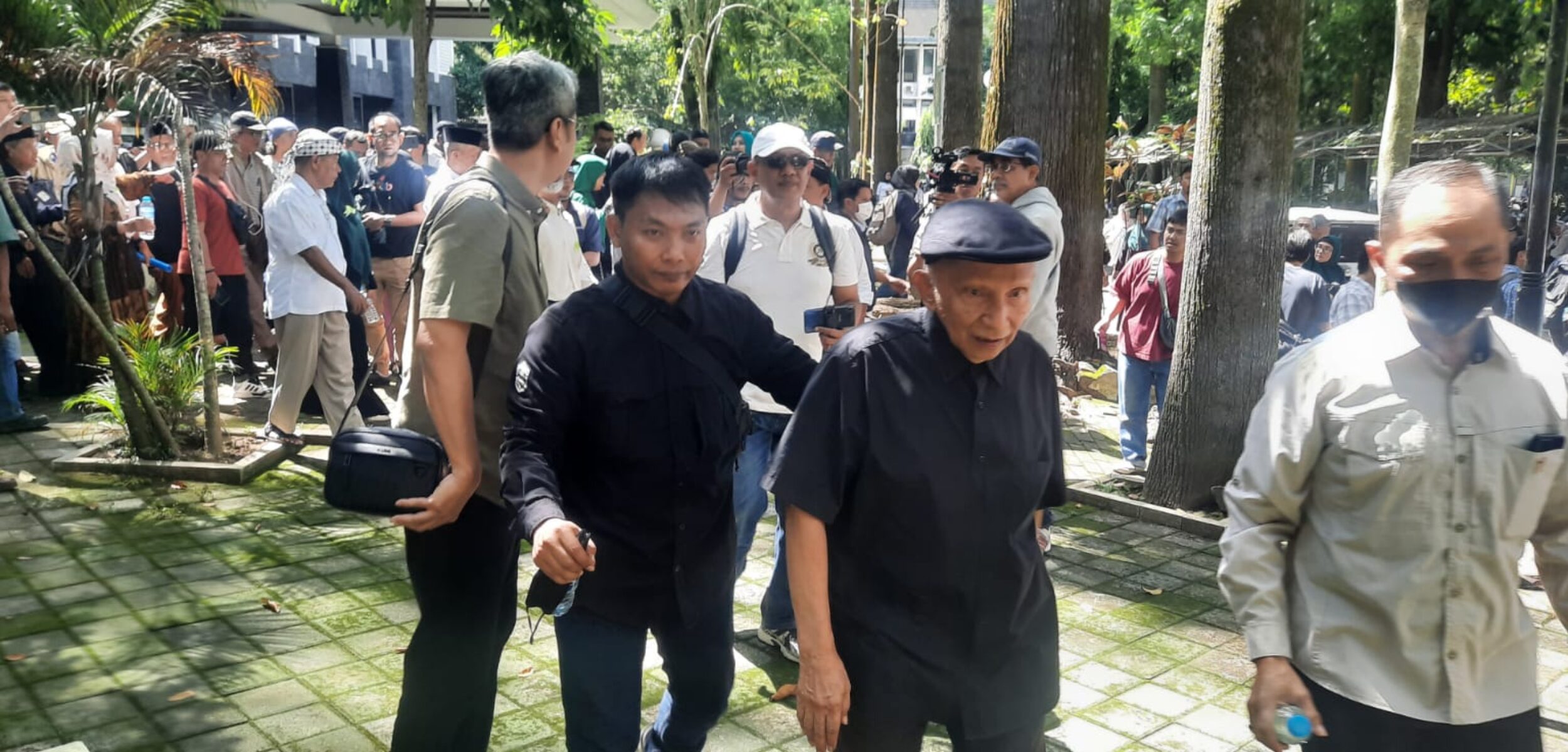 Sempat Ricuh, Alumni Kepung Fakultas Kehutanan Minta Berikan Data Ijazah Jokowi Lulusan UGM