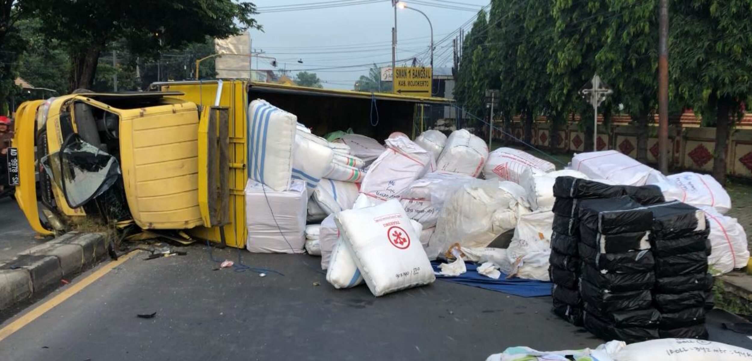 Kondisi truk ekspedisi yang terguling, usai menabrak median jalan depan SPN Polda Jatim di Jalan Raya Bangsal, Kabupaten Mojokerto, Selasa (15/4/2025) pagi (Redaksi / Kabarterdepan.com) 