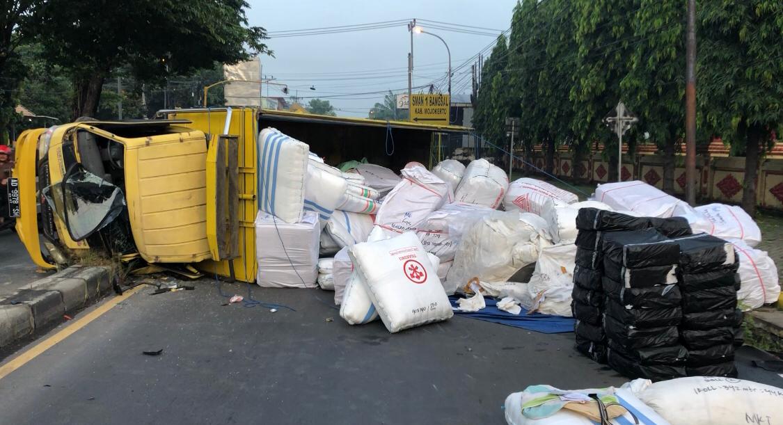Kondisi truk ekspedisi yang terguling, usai menabrak median jalan depan SPN Polda Jatim di Jalan Raya Bangsal, Kabupaten Mojokerto, Selasa (15/4/2025) pagi (Redaksi / Kabarterdepan.com) 