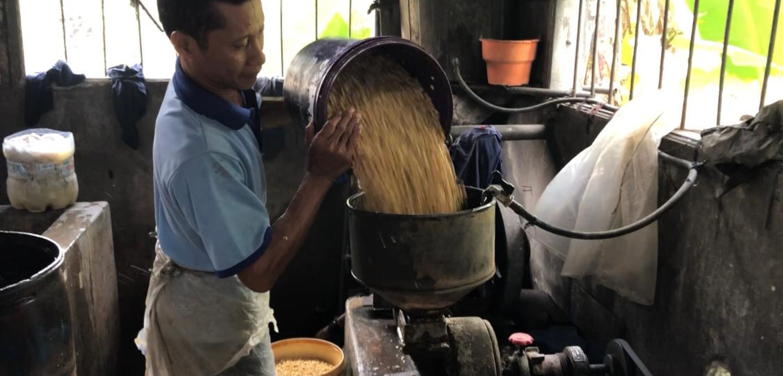 Proses pembuatan tahu di Desa Tambak Agung, Kecamatan Puri, Kabupaten Mojokerto (Redaksi / Kabarterdepan.com) 