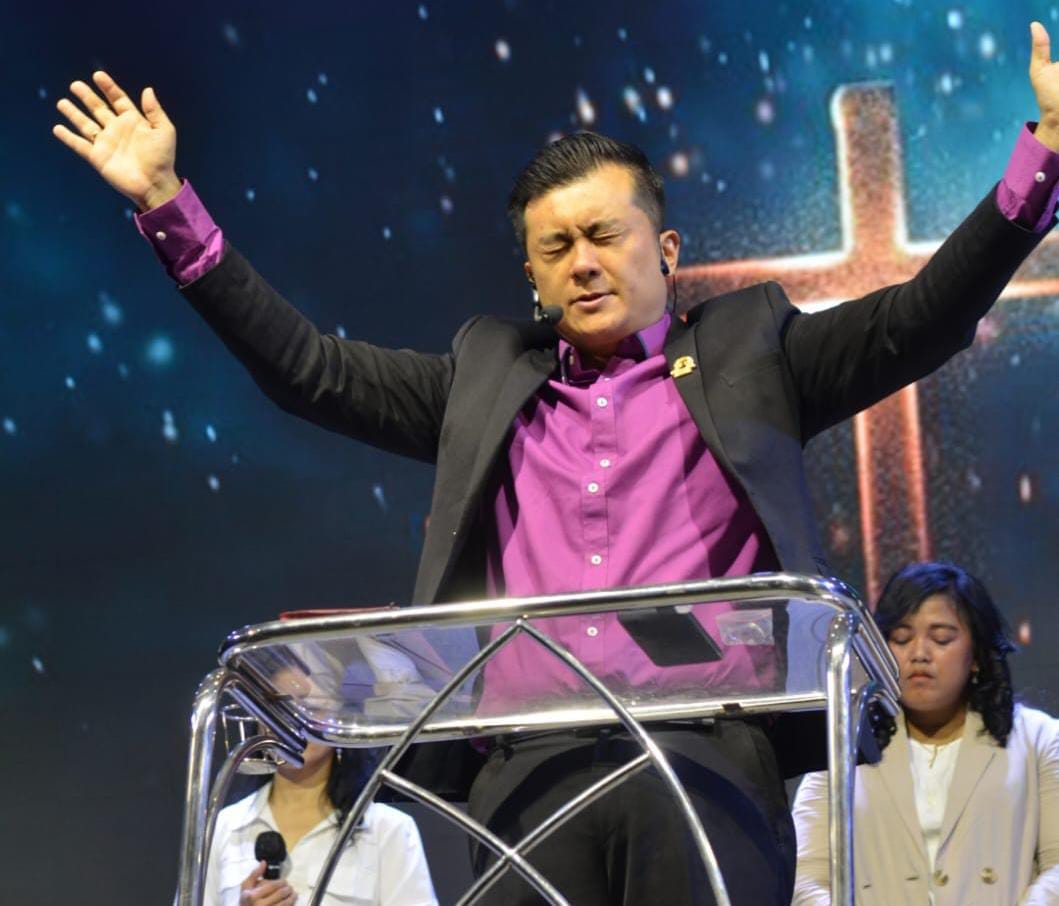 Ps Stefanus Gunawan mendoakan jemaat saat Ibadah Jumat Agung, Jumat (18/4/2025) (Innka / Kabarterdepan.com) 