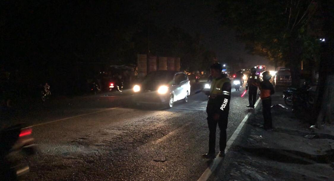 Satlantas Polres Mojokerto melakukan olah TKP di Jalan Raya Desa Ngerowo, Kecamatan Bangsal, Kabupaten Mojokerto, Sabtu (19/4/2025) malam (Redaksi / Kabarterdepan.com) 