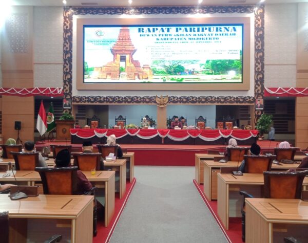 Rapat Paripurna, Wabup Mojokerto Sampaikan Tanggapan Raperda dan LKPJ 2024