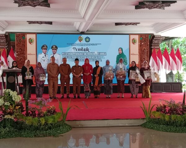 Hari Kartini, Bupati Mojokerto Gus Barra Melakukan Pembukaan Pelatihan Ekonomi Keluarga