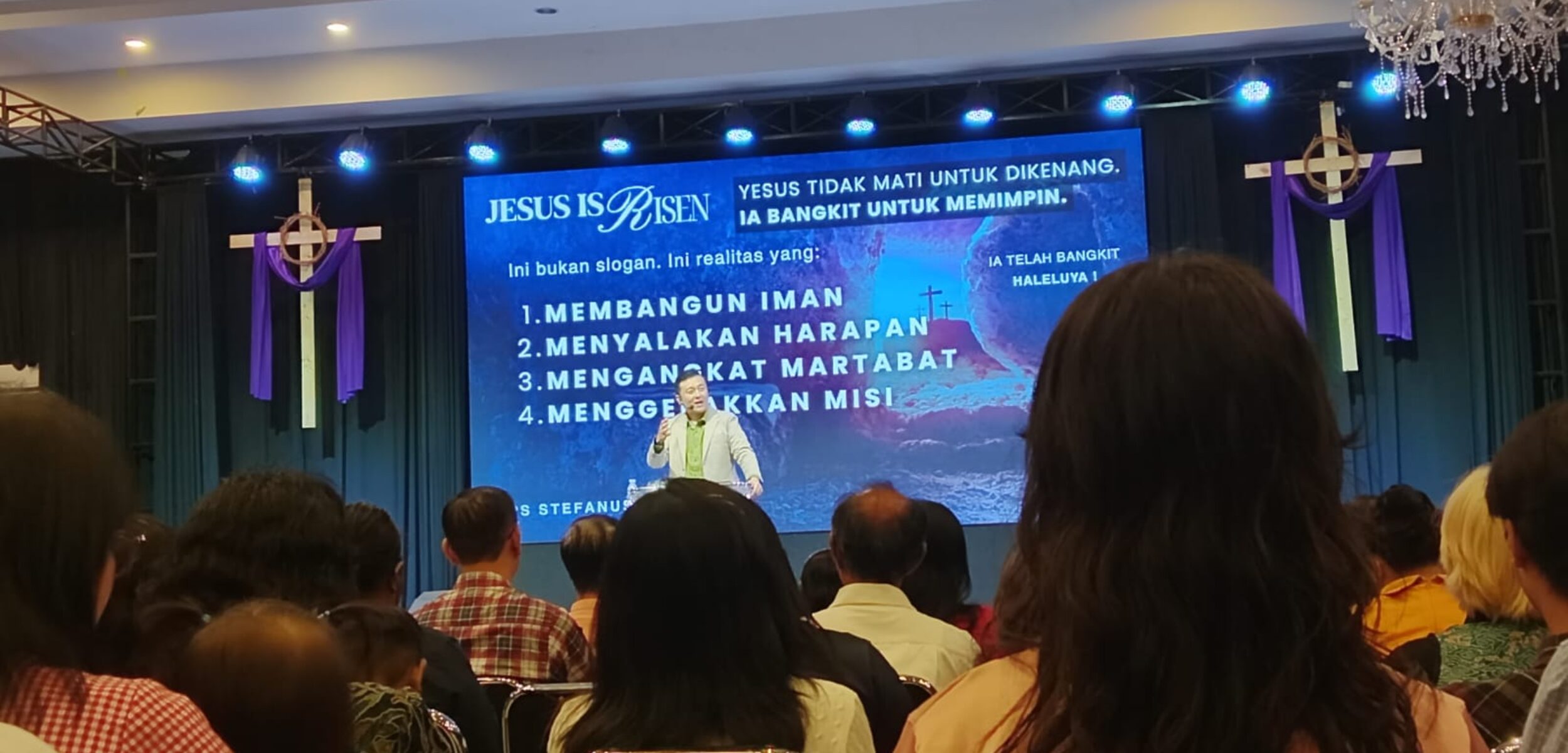 Rayakan Paskah, Ps Stefanus Gunawan menyampaikan Firman Tuhan kepada jemaat GBT Lion Of Judah, Kota Mojokerto (Redaksi / Kabarterdepan.com)