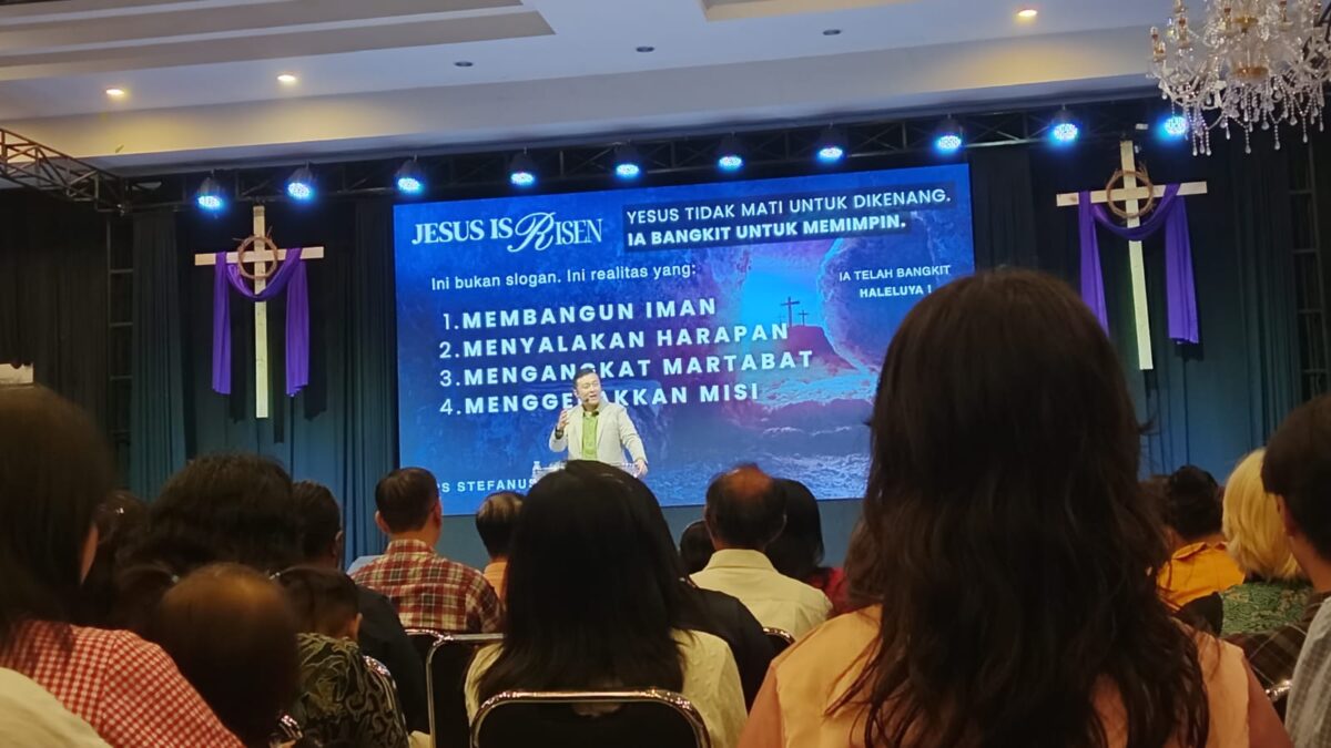 Rayakan Paskah, Ps Stefanus Gunawan menyampaikan Firman Tuhan kepada jemaat GBT Lion Of Judah, Kota Mojokerto (Redaksi / Kabarterdepan.com) 