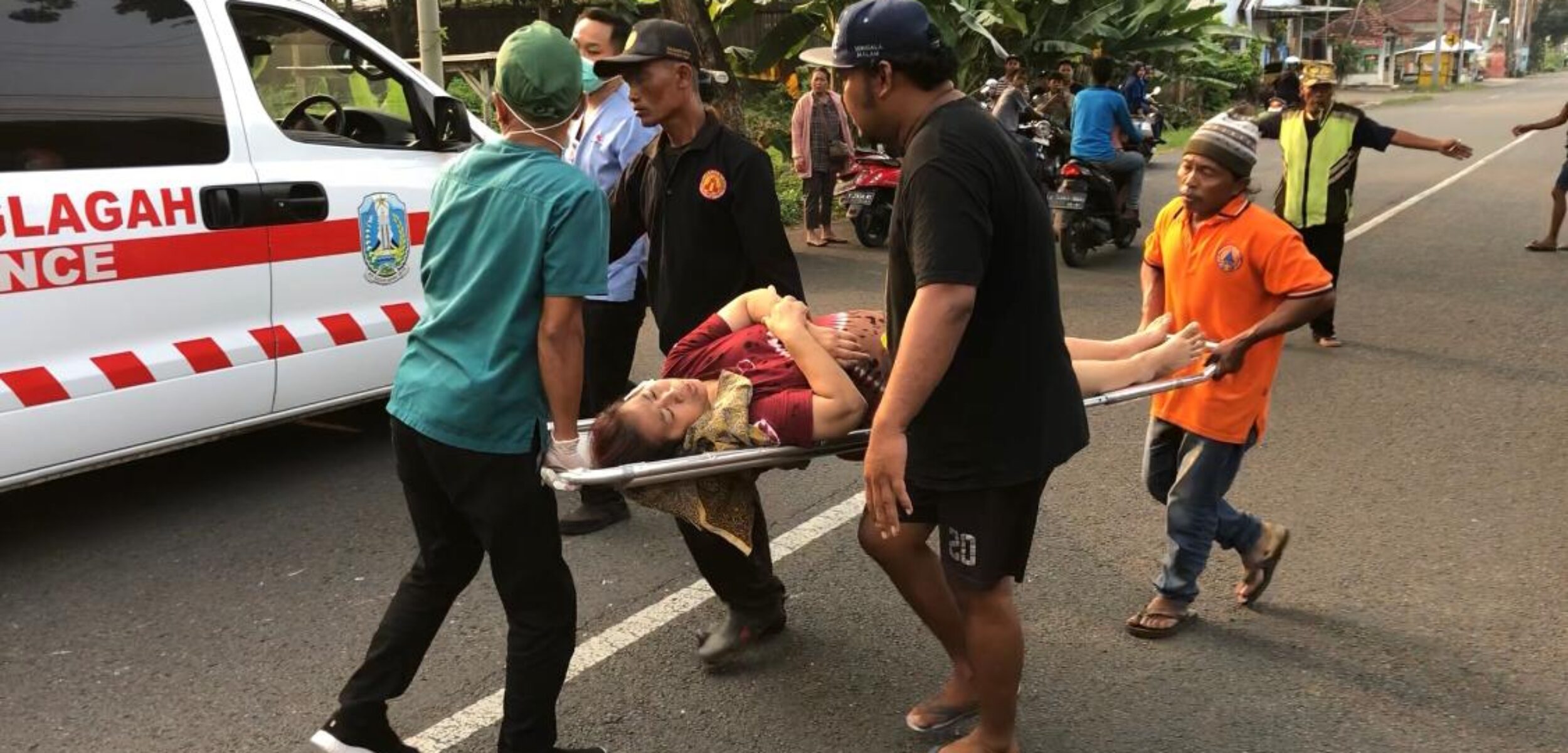 Dua Wanita, Ibu dan Anak di Pungging Terluka Setelah Terlibat Laka Lantas