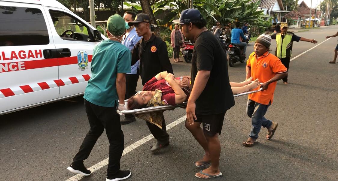 Petugas medis dan relawan saat mengevakuasi korban di jalan raya penghubung Mojosari - Trawas di Desa Mojorejo, Kecamatan Pungging, Kabupaten Mojokerto, Kamis (24/4/2025) sore (Redaksi / Kabarterdepan.com) 
