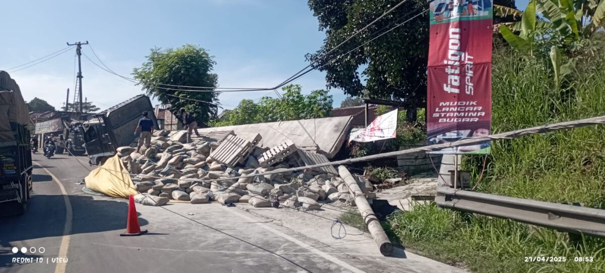 truk semen terguling