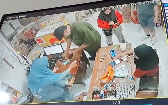 maling terekam cctv