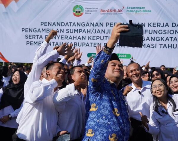 Lantik Ribuan ASN Baru, Bupati Blora Imbau Gaji Pertama untuk Zakat