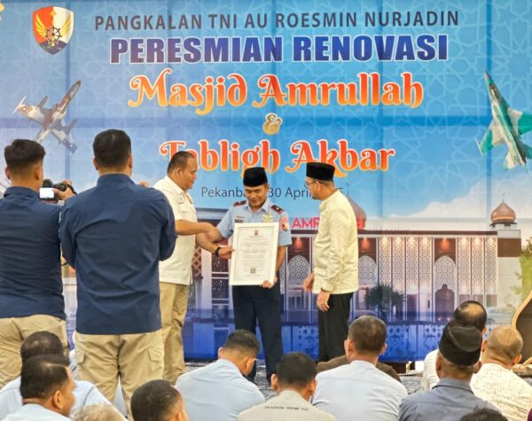 Marsma TNI Feri Yunaldi Terima Penghargaan PII Riau atas Transformasi Masjid Lanud RSN