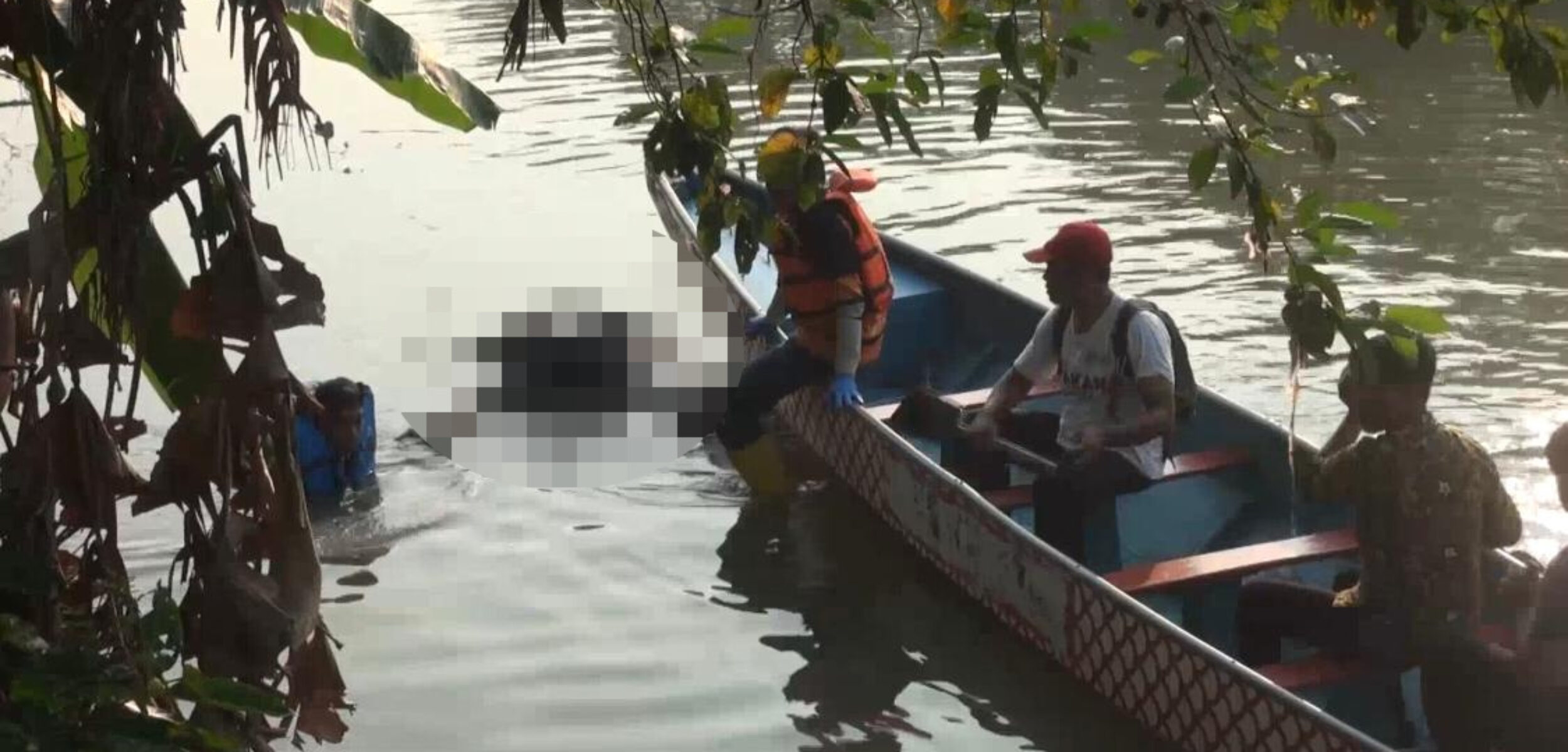 Petugas gabungan mengevakuasi sesosok mayat pria yang mengambang di Sungai Ngotok, Kecamatan Prajurit Kulon, Kota Mojokerto, Kamis (24/4/2025) sore (Redaksi / Kabarterdepan.com) 