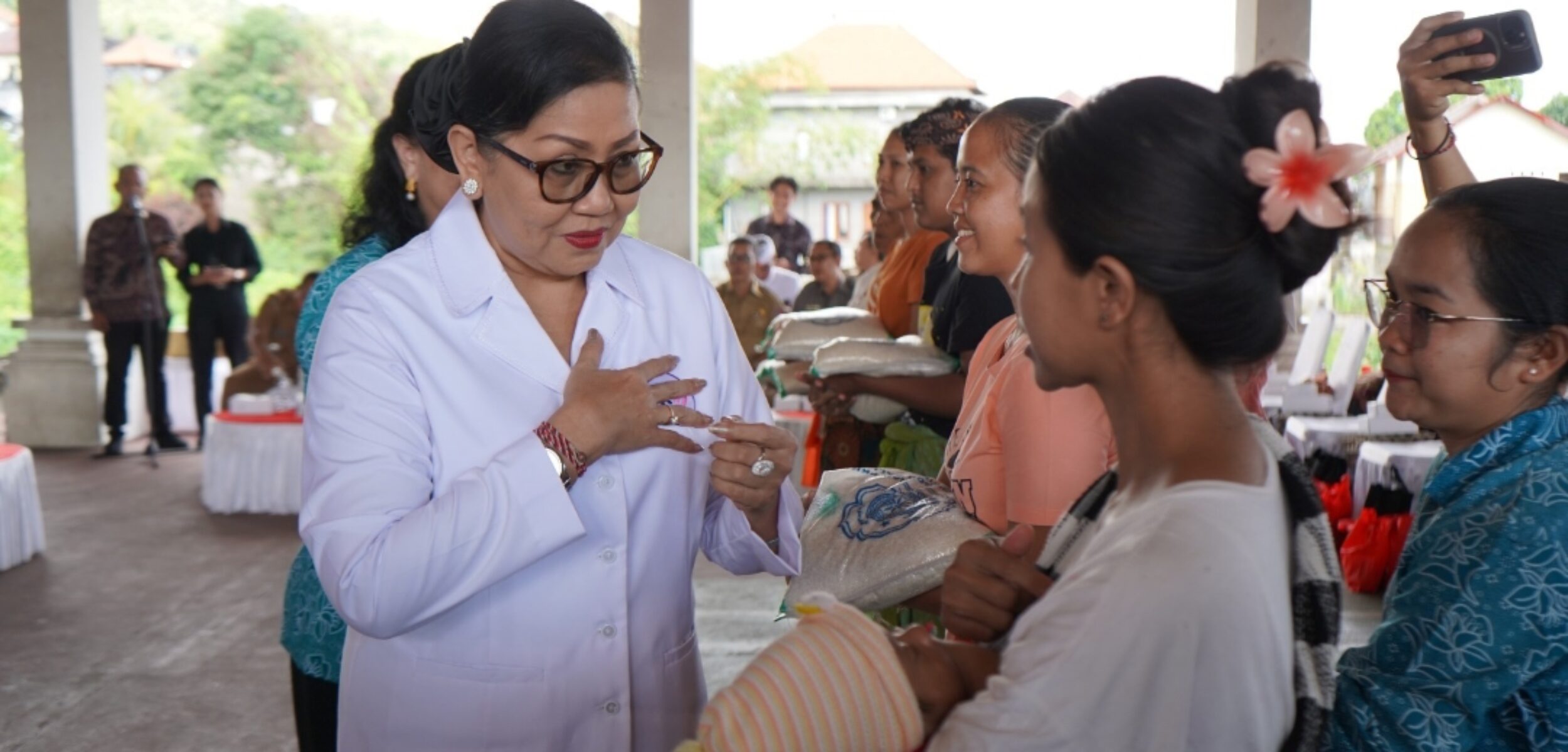 Putri Koster Sulap Sembiran, Bansos, Bibit, dan Pelatihan UMKM Jadi Andalan