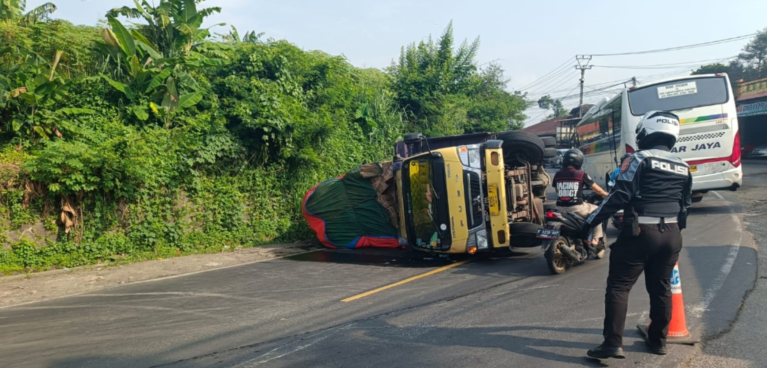 Truk Terguling di Jalan Parungkuda, Satlantas Pores Sukabumi Turun Tangan