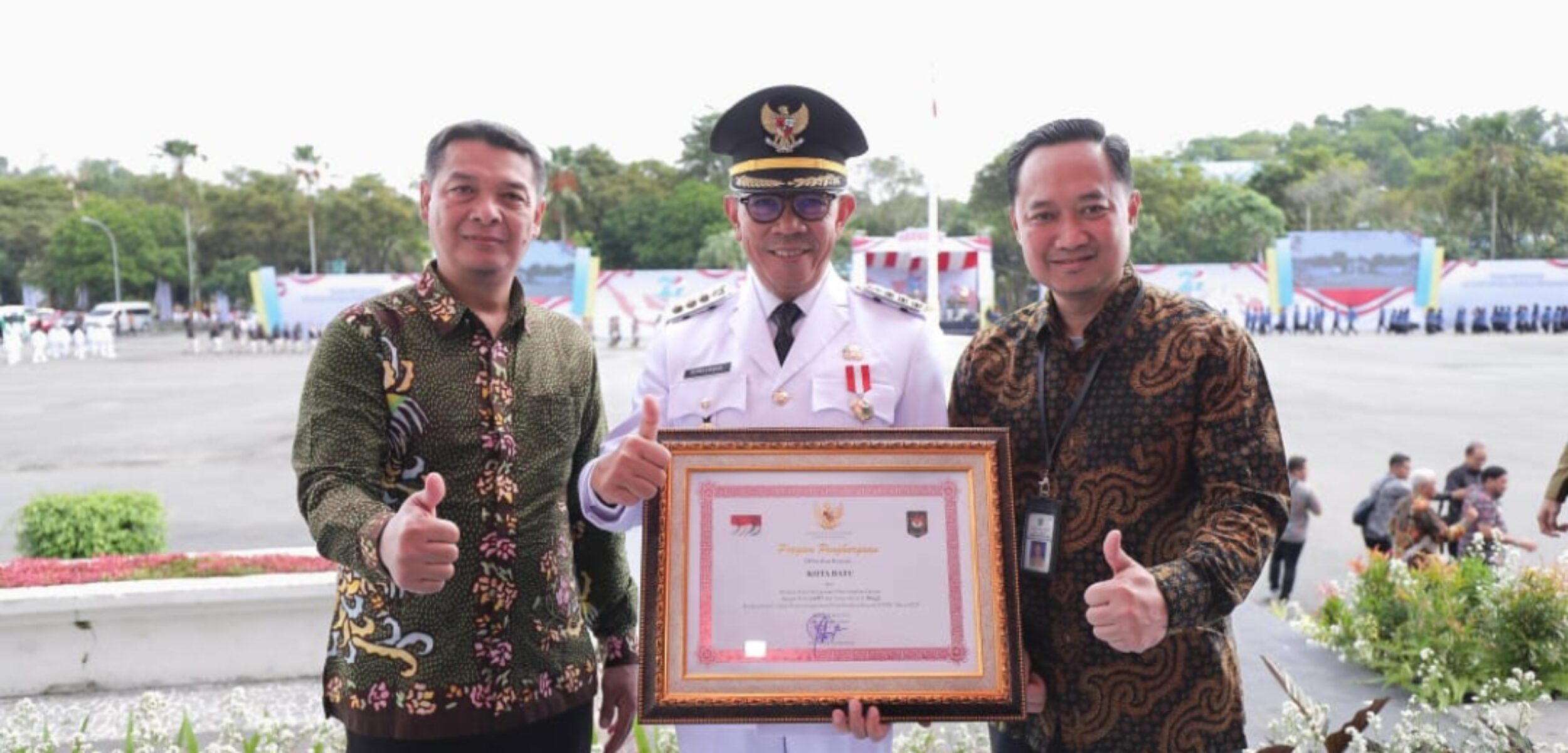 Wali Kota Batu Terima Piagam Penghargaan Kinerja Tertinggi Penyelenggaraan Pemerintah Daerah