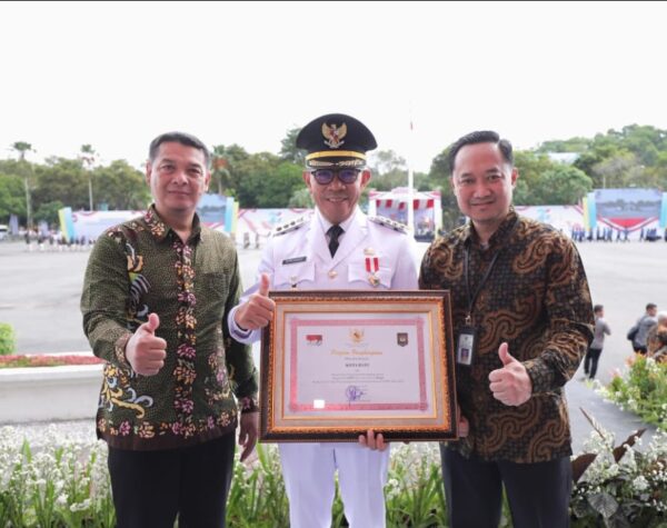 Wali Kota Batu Terima Piagam Penghargaan Kinerja Tertinggi Penyelenggaraan Pemerintah Daerah