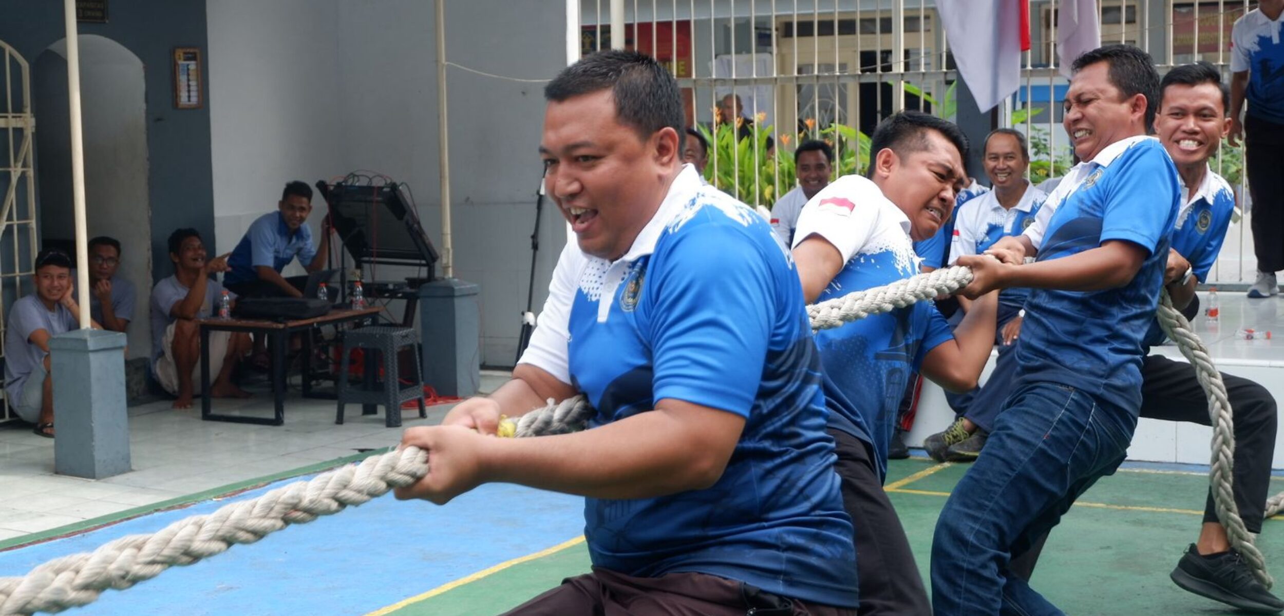 Porseni Hari Bhakti Pemasyarakatan Ke-61, Kalapas Mojokerto Ikuti Lomba Tarik Tambang Bersama Jajaran