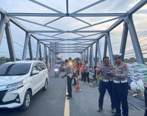 Personel Polres Probolinggo Siaga di Jembatan Pajarakan, Siapkan Jalur Alternatif Akibat Lubang