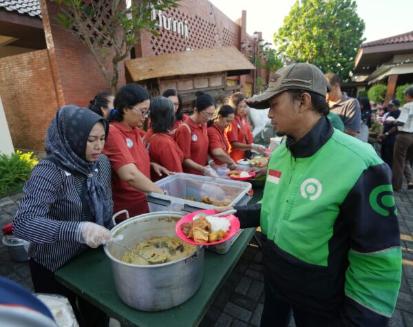 SSB Mojokerto Bersama Ning Ita Sediakan Sarapan Gratis, Ratusan Masyarakat Senang
