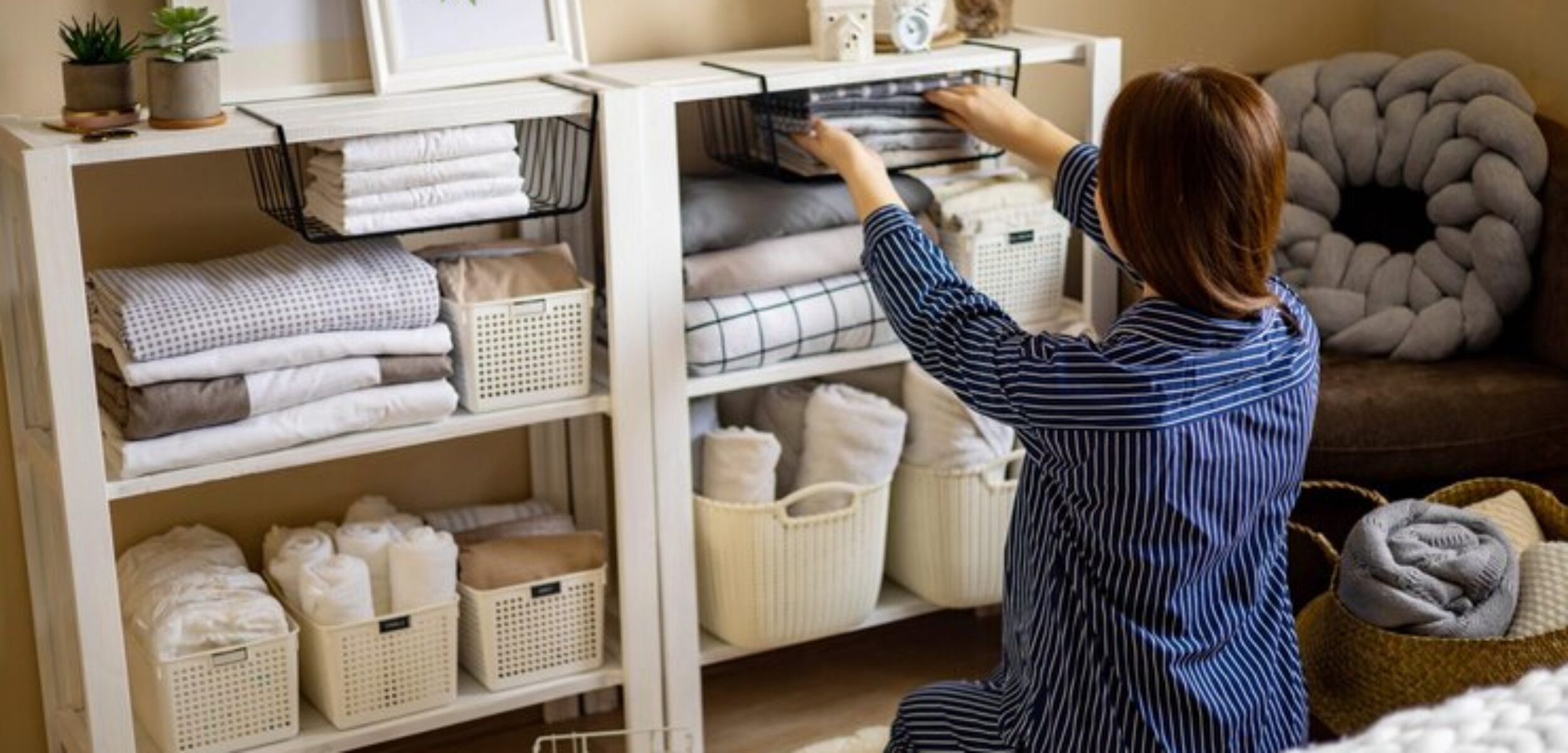 rear view mother daughter home 1048944 9571922