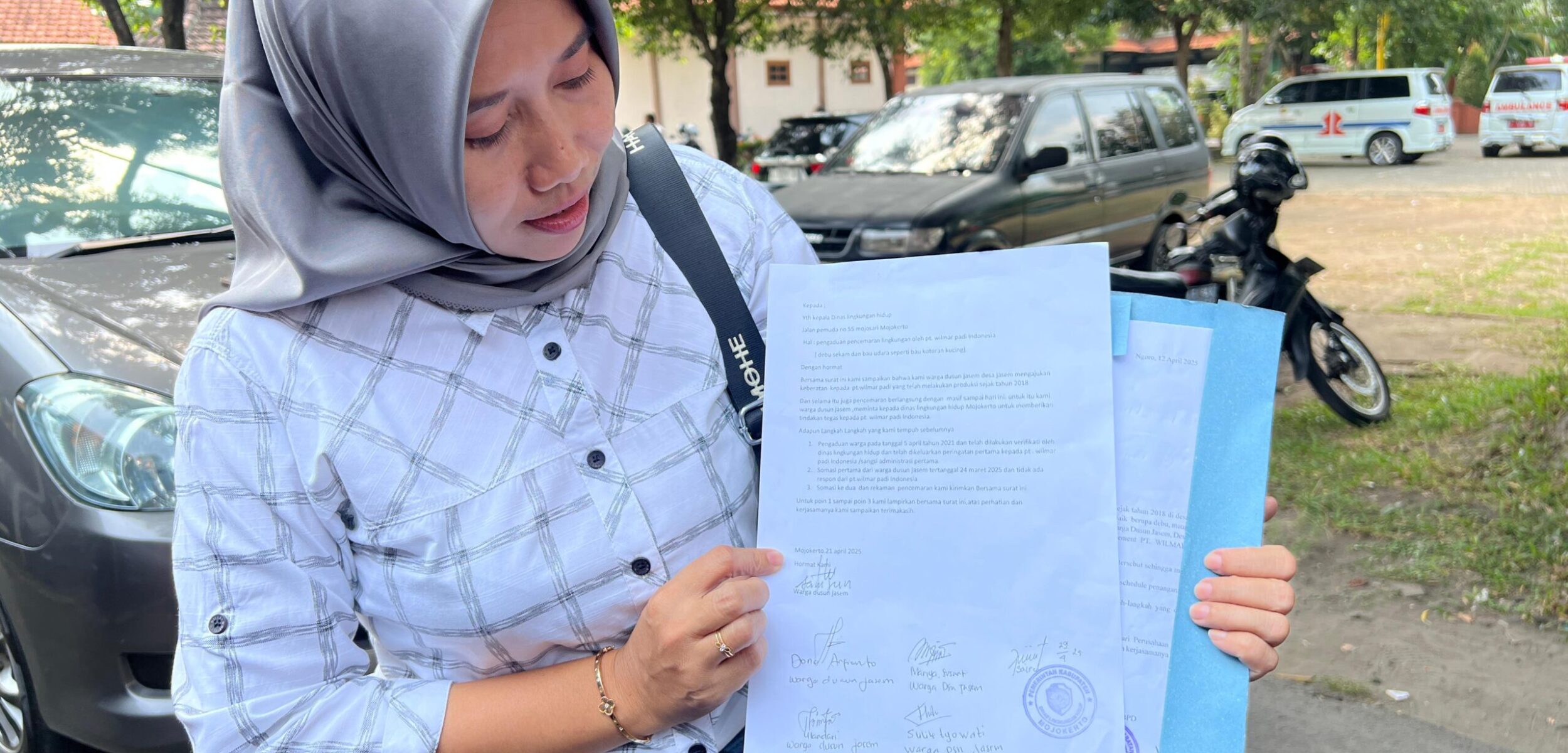 Salah satu warga, Maria Susanti (38) saat mendatangi kantor Dinas Lingkungan Hidup (DLH) Kabupaten Mojokerto, Rabu (31/4/2025) (Redaksi / Kabarterdepan.com) 