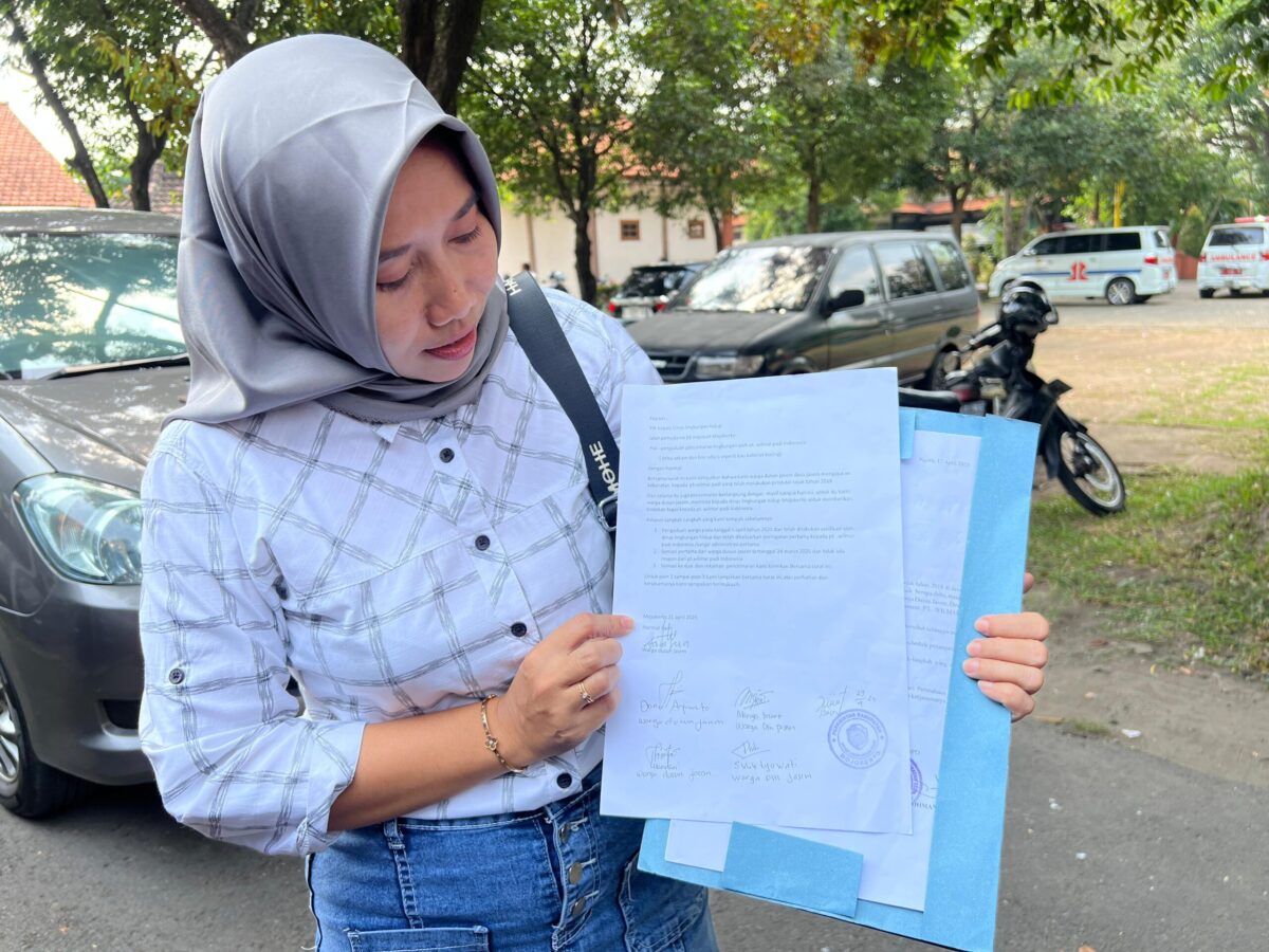 Salah satu warga, Maria Susanti (38) saat mendatangi kantor Dinas Lingkungan Hidup (DLH) Kabupaten Mojokerto, Rabu (31/4/2025) (Redaksi / Kabarterdepan.com) 
