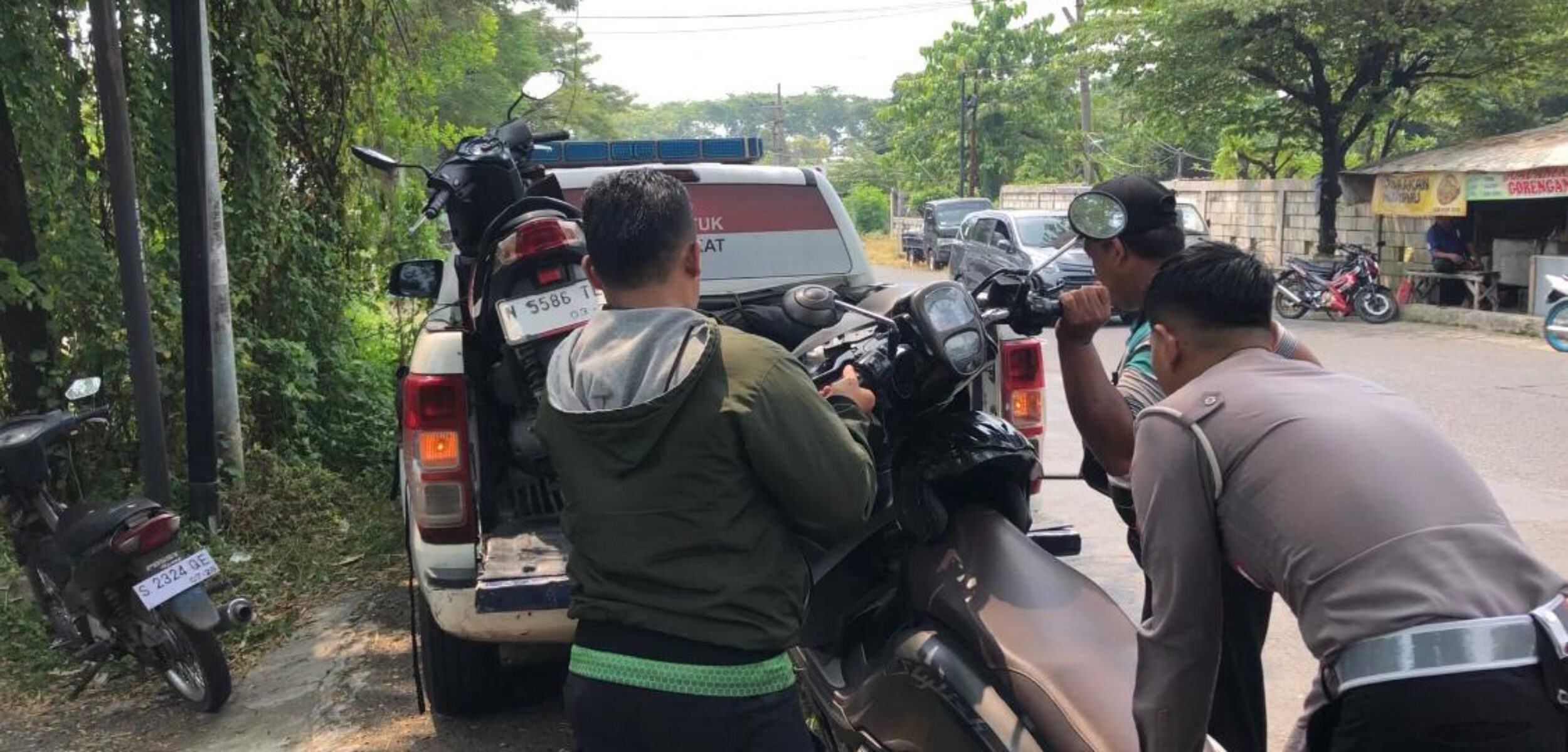 2 motor yang terlibat laka lantas Jalan Raya Mojosari - Trawas, Desa Sekargadung, Kecamatan Pungging, Kabupaten Mojokerto diamankan polisi (Redaksi / Kabarterdepan.com) 
