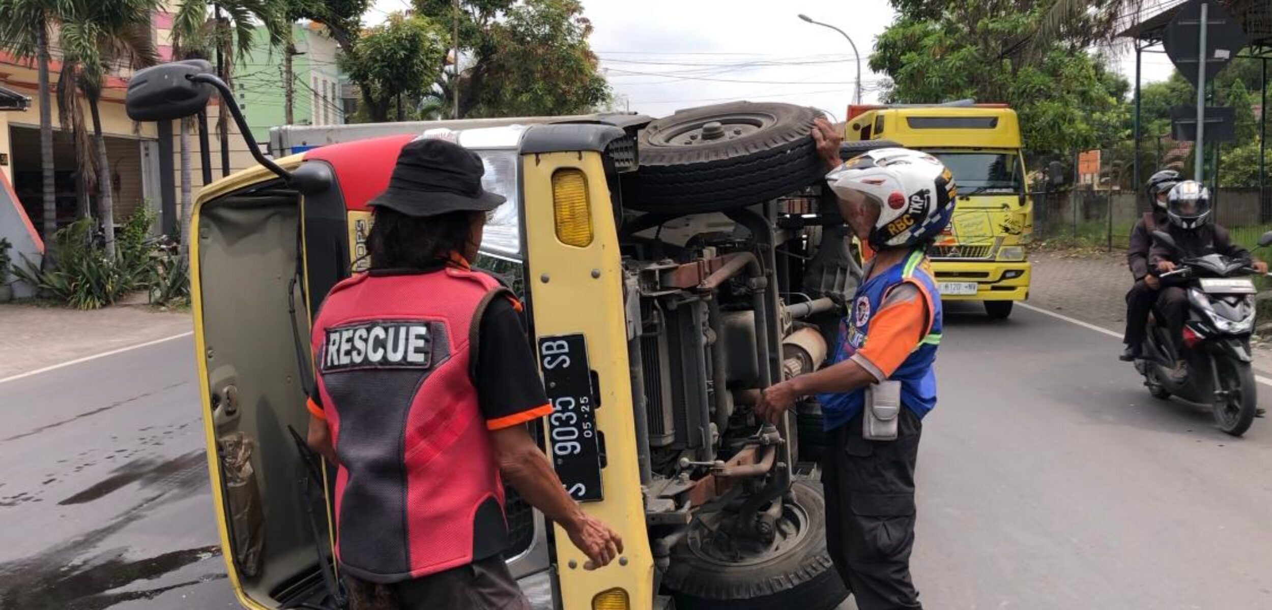 Kaget Lihat Kerucut Merah di Tengah Jalan, Truk ini Terguling di Depan SPN Polda Jatim