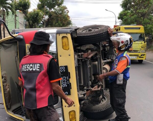 Kaget Lihat Kerucut Merah di Tengah Jalan, Truk ini Terguling di Depan SPN Polda Jatim