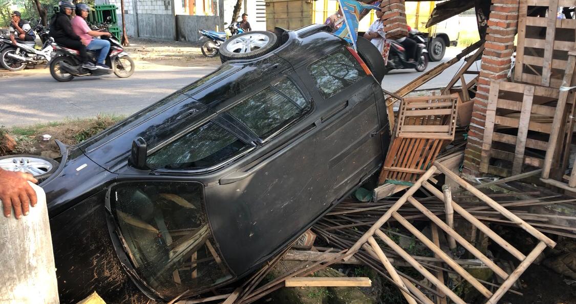 Kondisi mobil Honda CRV saat terperosok ke aliran drainase di Jalan Raya Desa Kanigoro, Kecamatan Kutorejo, Kabupaten Mojokerto, Sabtu (3/5/2025) pagi sekitar pukul 04.30 WIB (Redaksi / Kabarterdepan.com) 