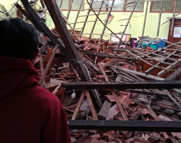 Hujan Lebat dan Lapuk, Atap Kelas SD di Sleman Ambruk