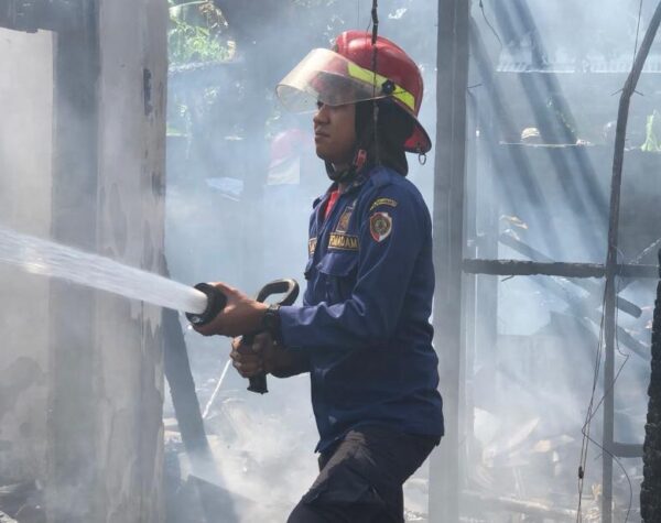 Rumah di Dekat Pasar Dlanggu Mojokerto Ludes Terbakar, Dua Damkar Dikerahkan