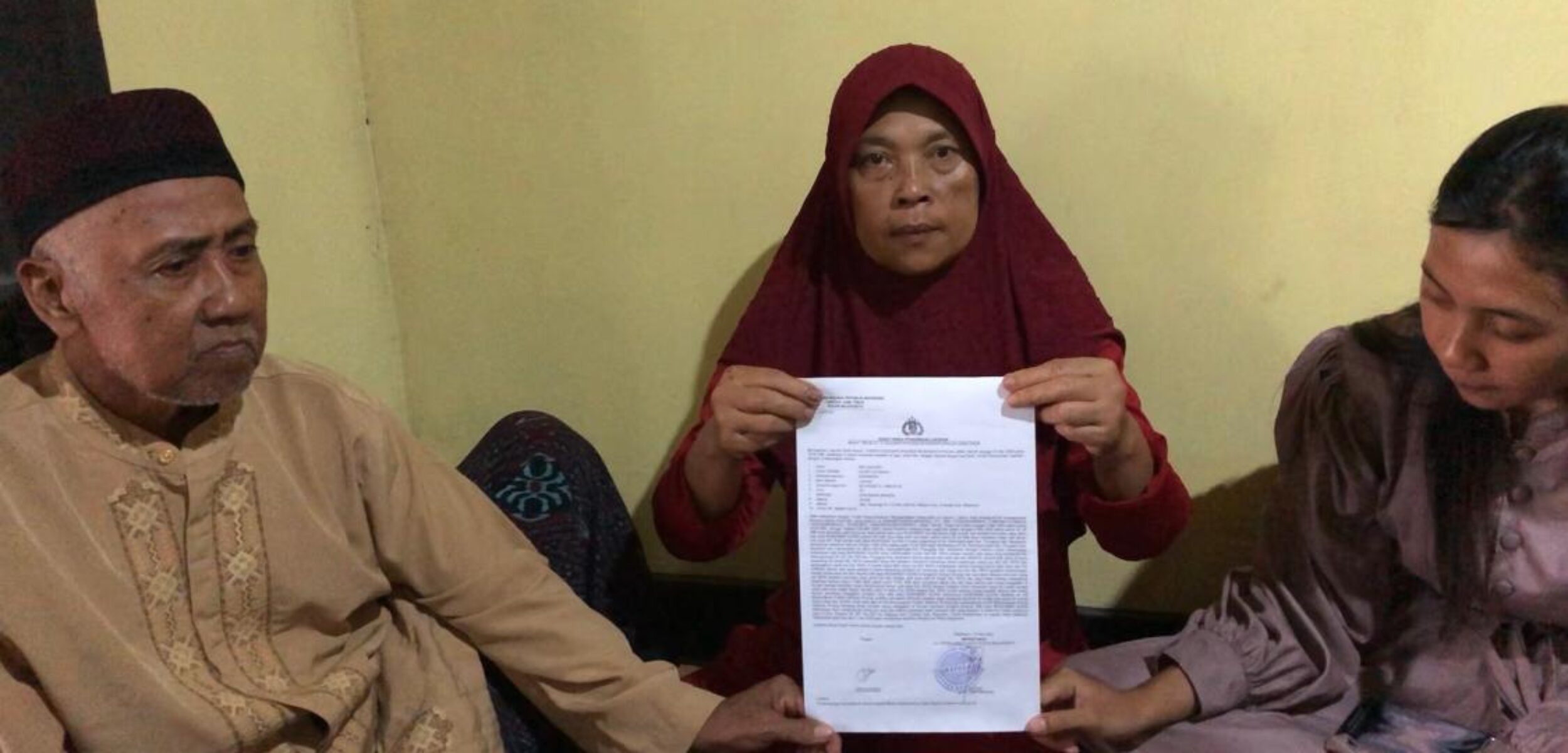 Ibu korban saat menunjukan bukti laporan ke Polres Mojokerto (Redaksi / Kabarterdepan.com) 