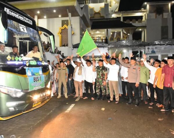 Bupati Madina Lepas Keberangkatan 6 Bus Jemaah Haji, Titip Doa Khusus