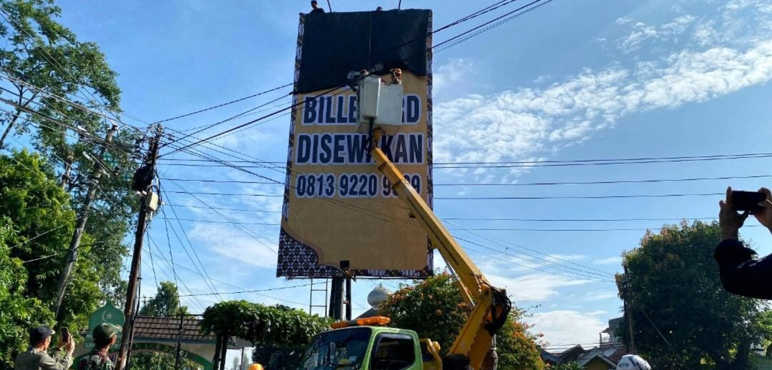 Pemkot Yogyakarta Copot Reklame Tak Berizin di Sejumlah Titik