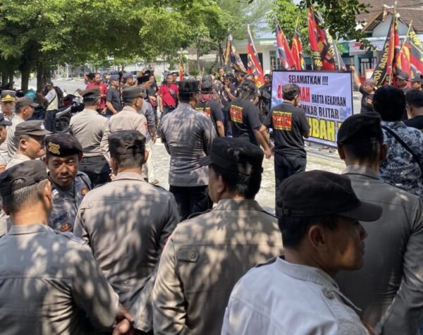 Ratusan Massa GPI Geruduk DPRD Blitar, Tolak Pembangunan Gedung Kejaksaan yang Dinilai Tidak Prioritas