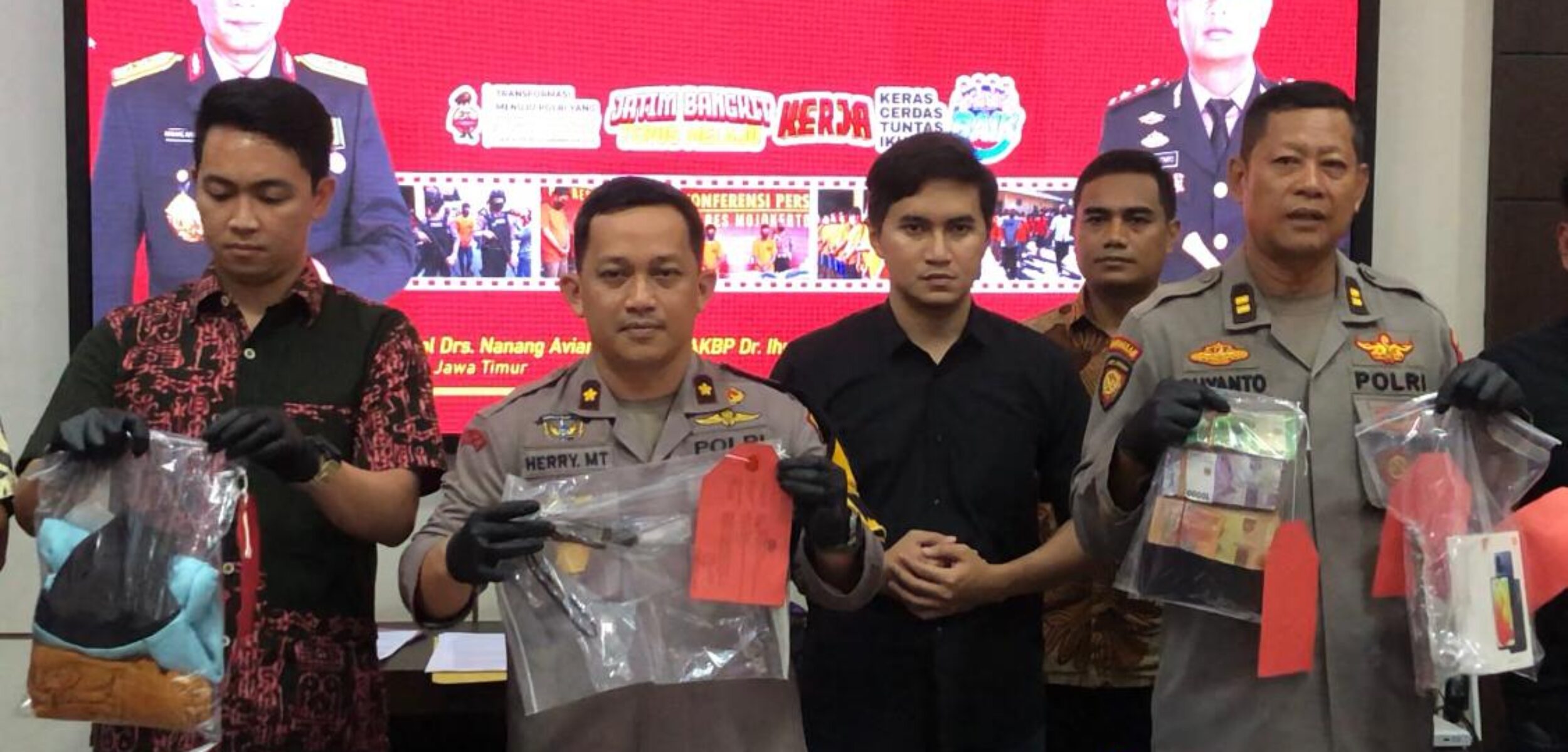 Polisi menunjukan barang bukti, saat konferensi pers Operasi Pekat Semeru ll 2025, Jumat (16/5/2025) (Redaksi / Kabarterdepan.com) 