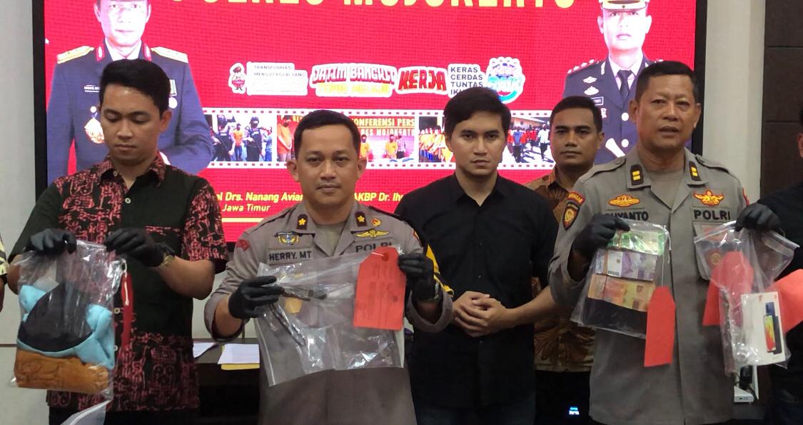 Polisi menunjukan barang bukti, saat konferensi pers Operasi Pekat Semeru ll 2025, Jumat (16/5/2025) (Redaksi / Kabarterdepan.com) 