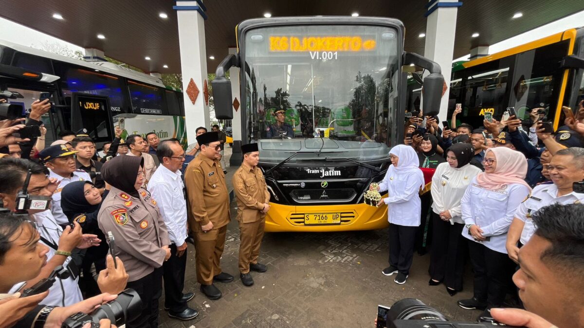 IMG 20250526 WA0157 1 Gubernur Jatim, Khofifah Indar Parawansa saat meluncurkan Bus Trans Jatim Koridor VI dengan rute Mojokerto - Sidoarjo di Terminal Mojosari, Senin (26/5/2025) (Redaksi / Kabarterdepan.com)