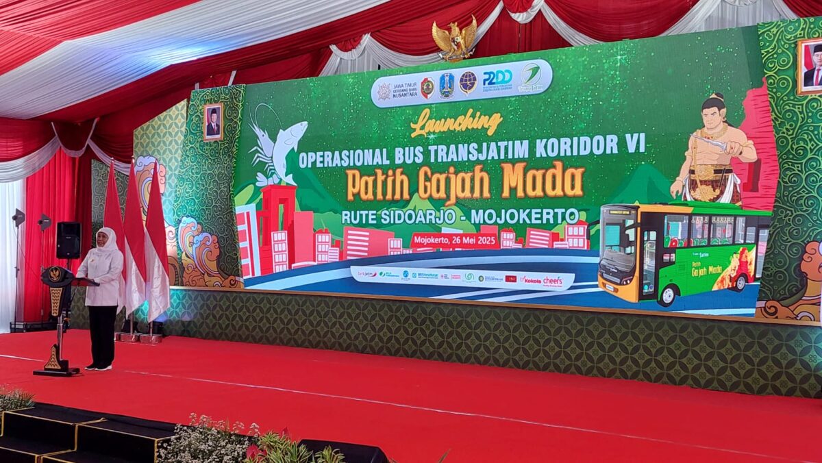 Gubernur Jatim, Khofifah Indar Parawansa saat meluncurkan Bus Trans Jatim Koridor VI dengan rute Mojokerto - Sidoarjo di Terminal Mojosari, Senin (26/5/2025) (Redaksi / Kabarterdepan.com)