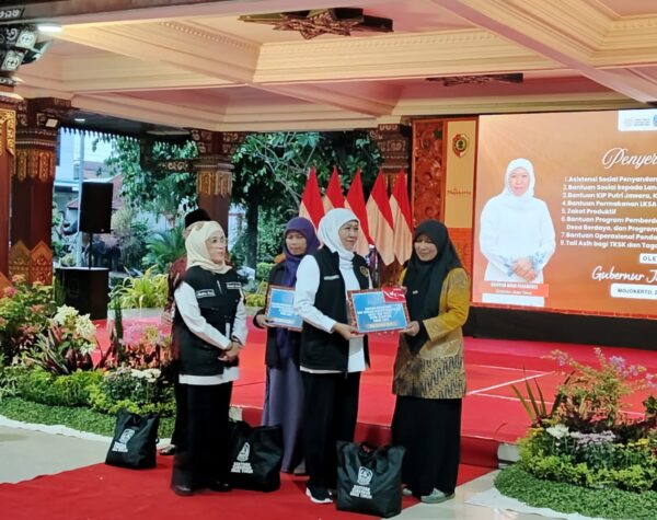 Gubernur Khofifah Salurkan Bantuan Sosial Rp5 Miliar di Kabupaten Mojokerto